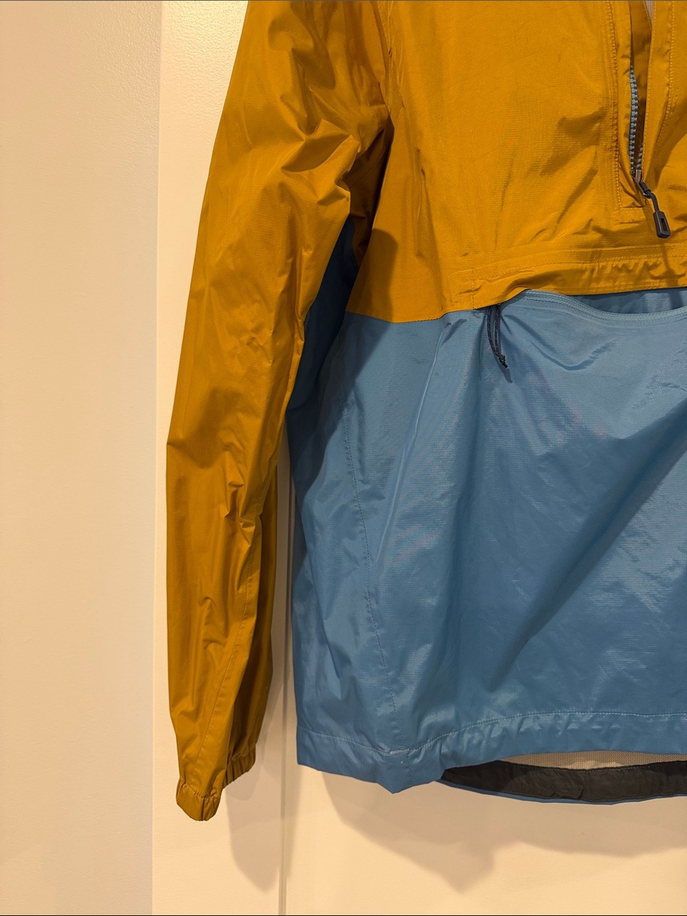 Patagonia K Two-Tone Mustard Yellow and Slate Blue Rain Anorak - Picture 3 of 5